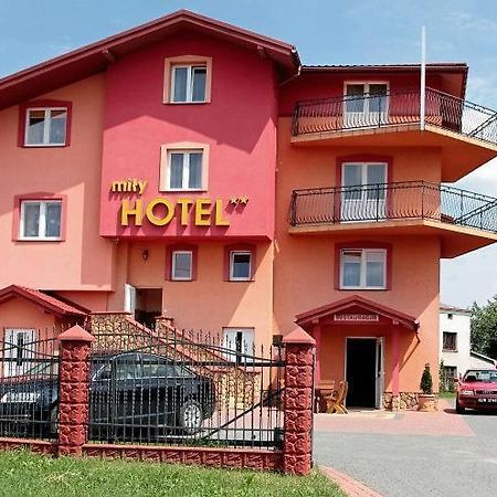 Hotel Mily Krosno Esterno foto